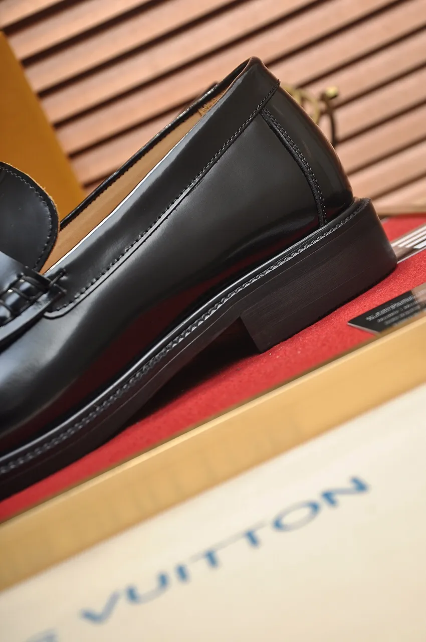 Men's men's shoes 💰560💶 [LV] (original single cowhide lining) 🍀LV's latest genuine leather business suit shoes are launched simultaneously on the official website. The first-layer cowhide imported from Italy is made of heavy gold, 💥1:1 rubber outsole from the official website. Versatile to wear, high-end without losing class, and the color combination is extraordinary. This four-season style is alluring when worn on your feet, showing off your big-name flair. Standard code 38-45 (45 customized)